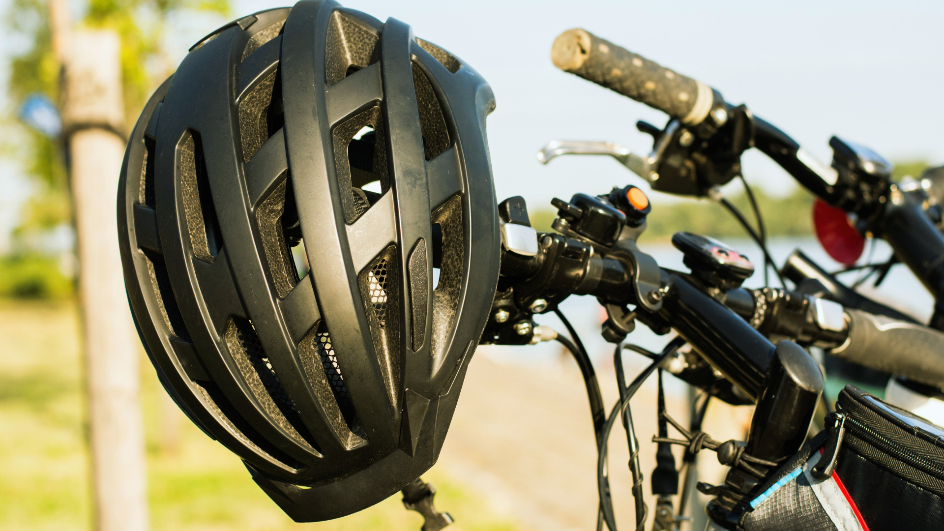 6 Best Bike Helmets for Big Heads [2022 Guide]